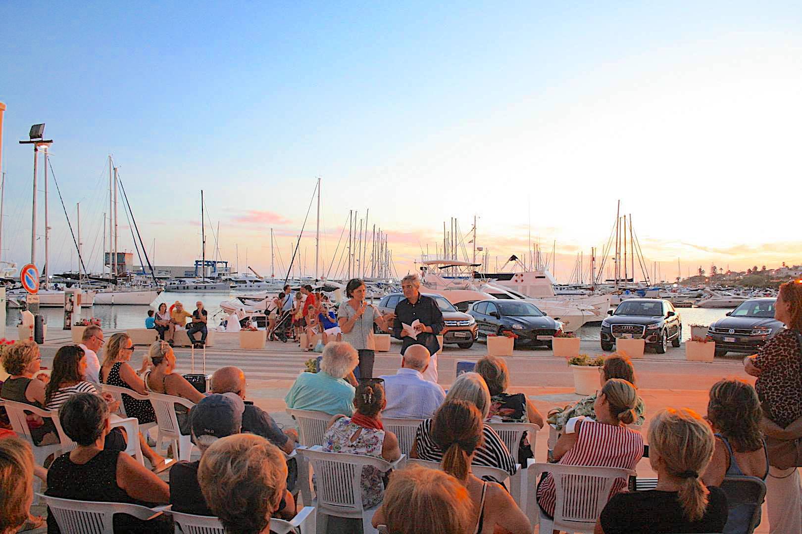 Successo per “Porto un libro” con il volume di Pippo Di Noto al porto turistico di Marina di Ragusa