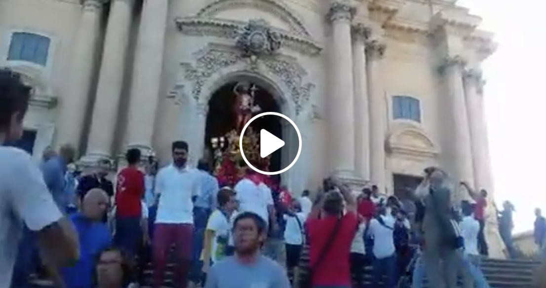 San Giovanni saluta Ibla e torna in cattedrale. Ma è festa in piazza. VIDEO