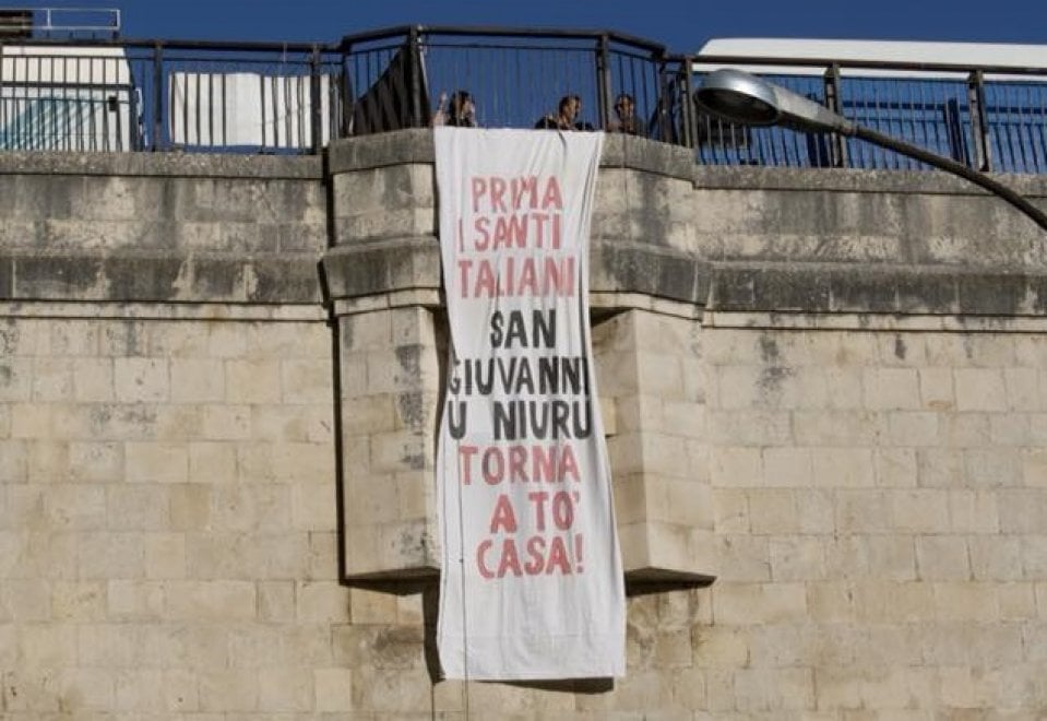 San Giovanni u niuru. La provocazione della Rete Antirazzista Iblea. ECCO IL VIDEO