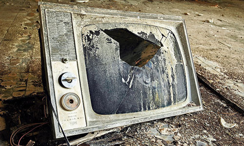 Fulmine fa esplodere tv. Paura in una villetta a Lipari