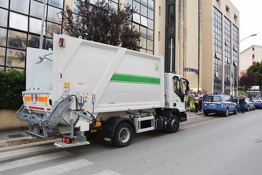 Ruba un camion della nettezza urbana. Albanese arrestato dalla Polizia