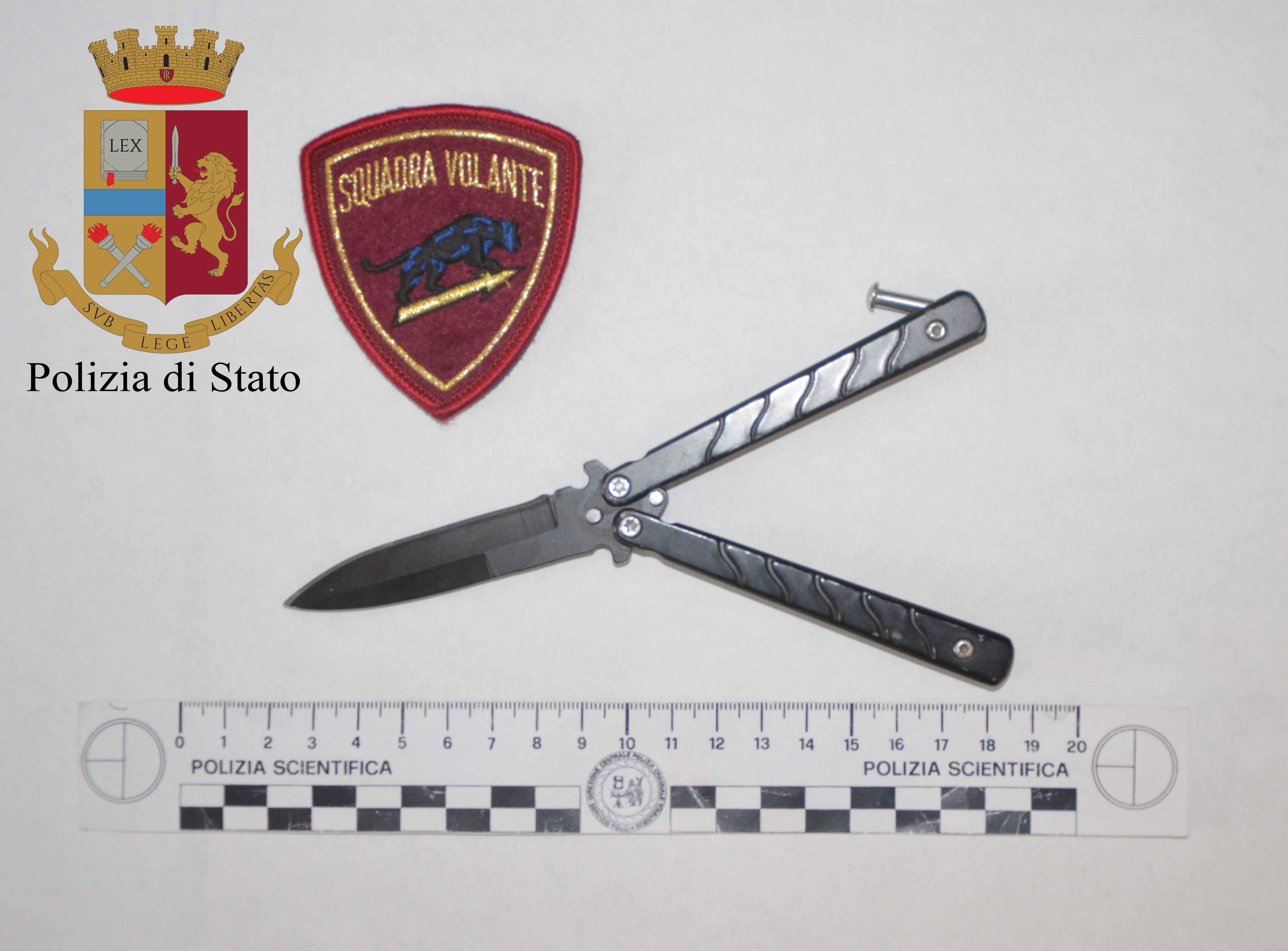 Fuori di senno e munito di coltello semina il panico a Ragusa negli uffici di via Roma. Arrestato dalla polizia