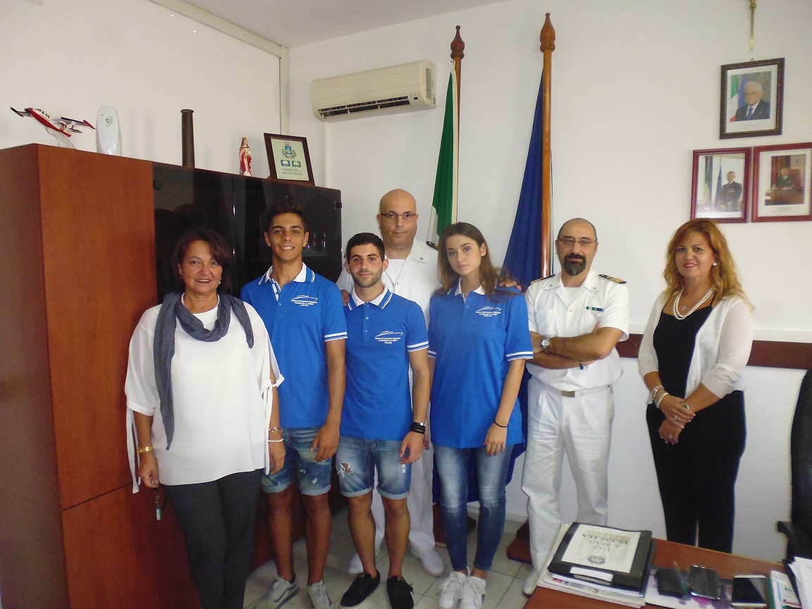 Gli studenti del Nautico salutano il comandante Capitaneria di Porto