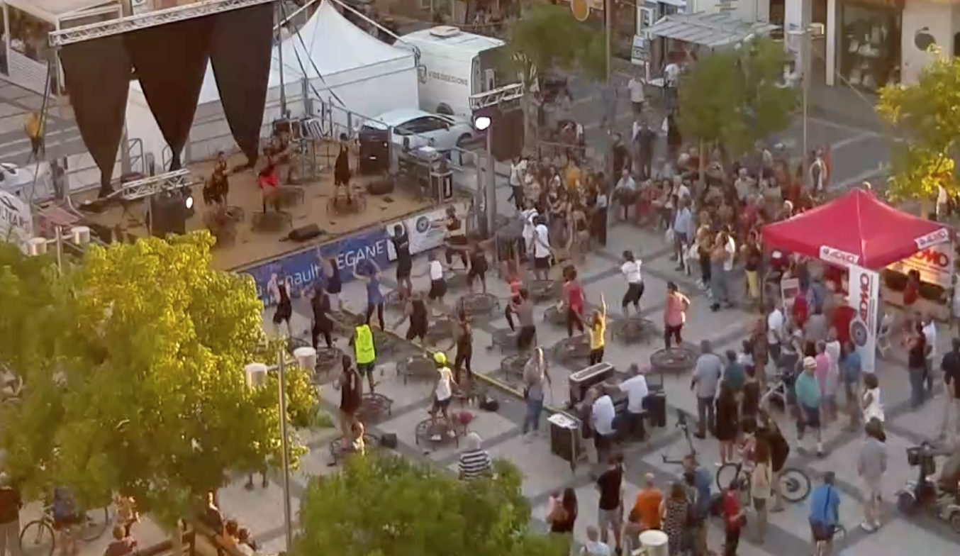 Addio all’Estate: la festa è già iniziata ballando sui trampolini a Marina di Ragusa. Diretta su webcam e Videoregione