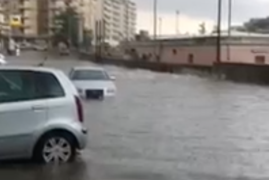 Allagamenti a Ragusa, in via Archimede auto intrappolate dall’eccessiva pioggia. VIDEO