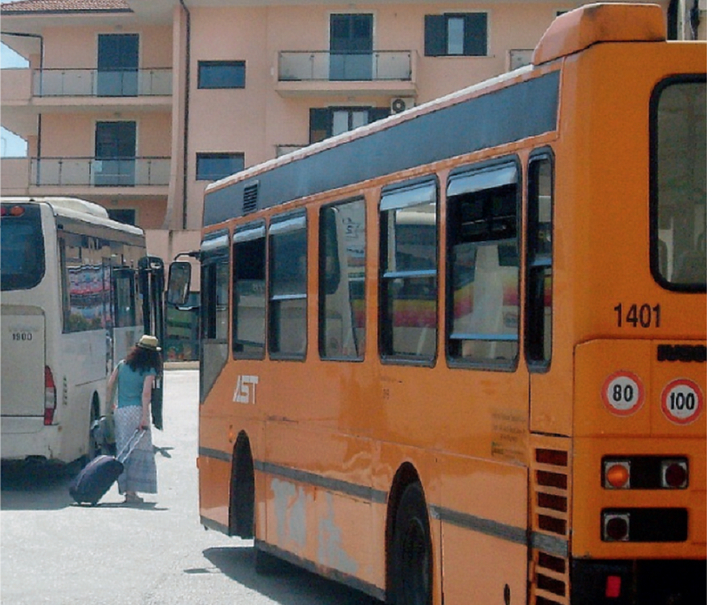 A Modica autobus Ast obsoleti e non puntuali. Lo denuncia il consigliere Medica