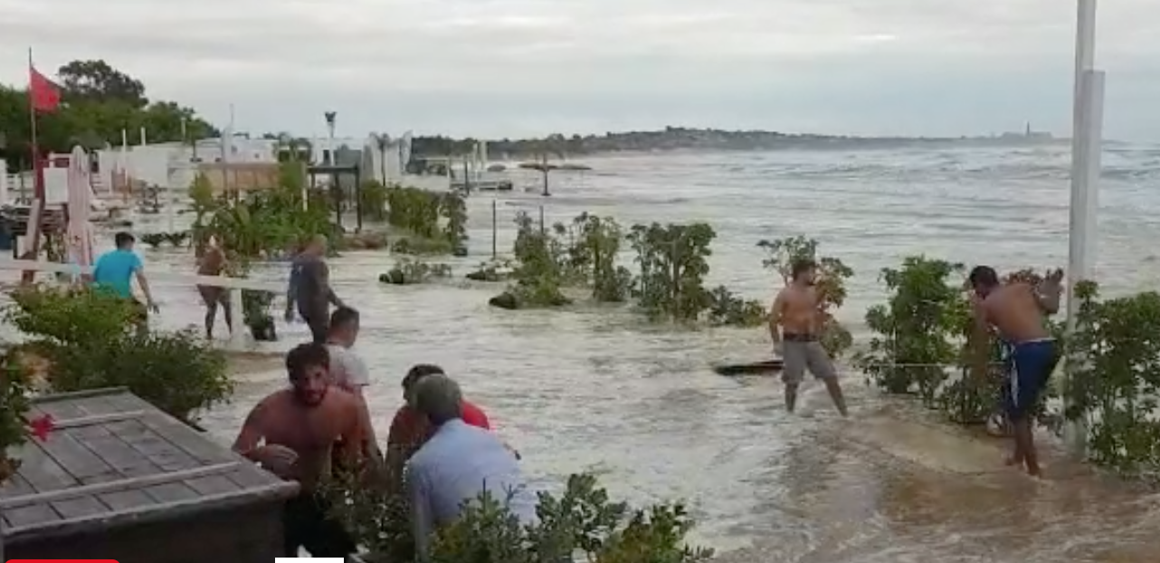 A Sampieri il mare si inghiotte gli chalet. Avverse condizioni meteo, forse onde anomale. FOTO E VIDEO