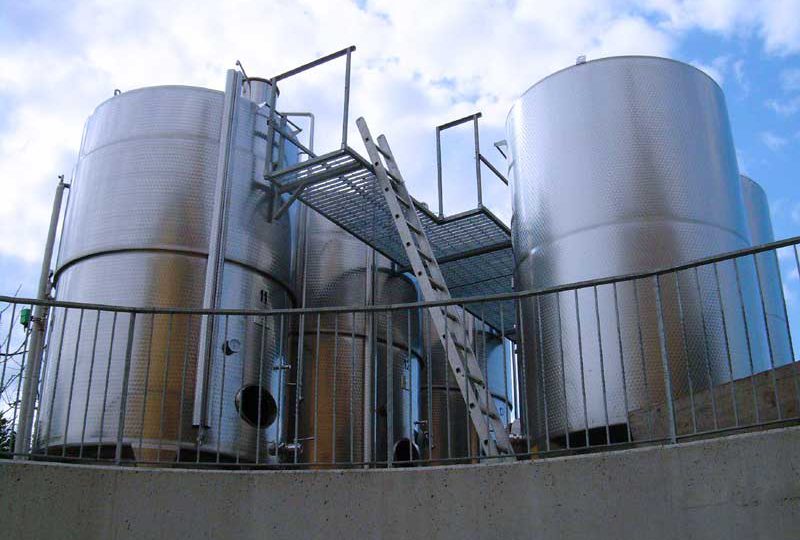 Si cammina sul prosecco. 30 mila litri traboccano da silos