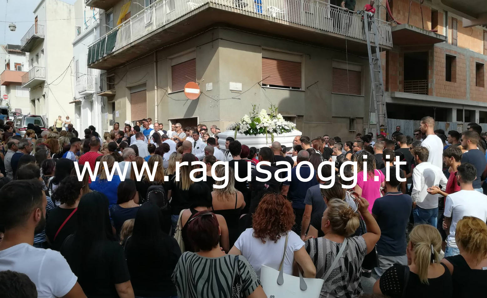 Una bara bianca per l’ultimo saluto ad Angelo Di Falco. A Vittoria