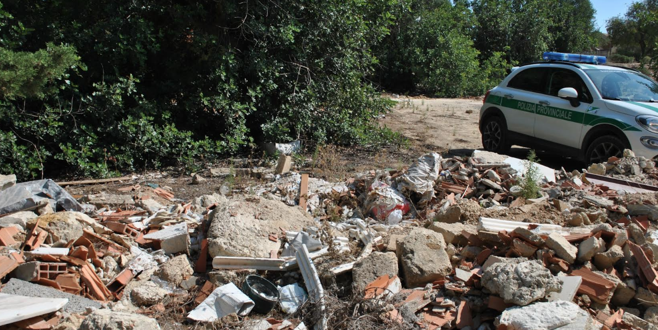 Scarti cimiteriali abbandonati nella riserva Pino d’Aleppo. Ecco come si distrugge l’ambiente. Una denuncia