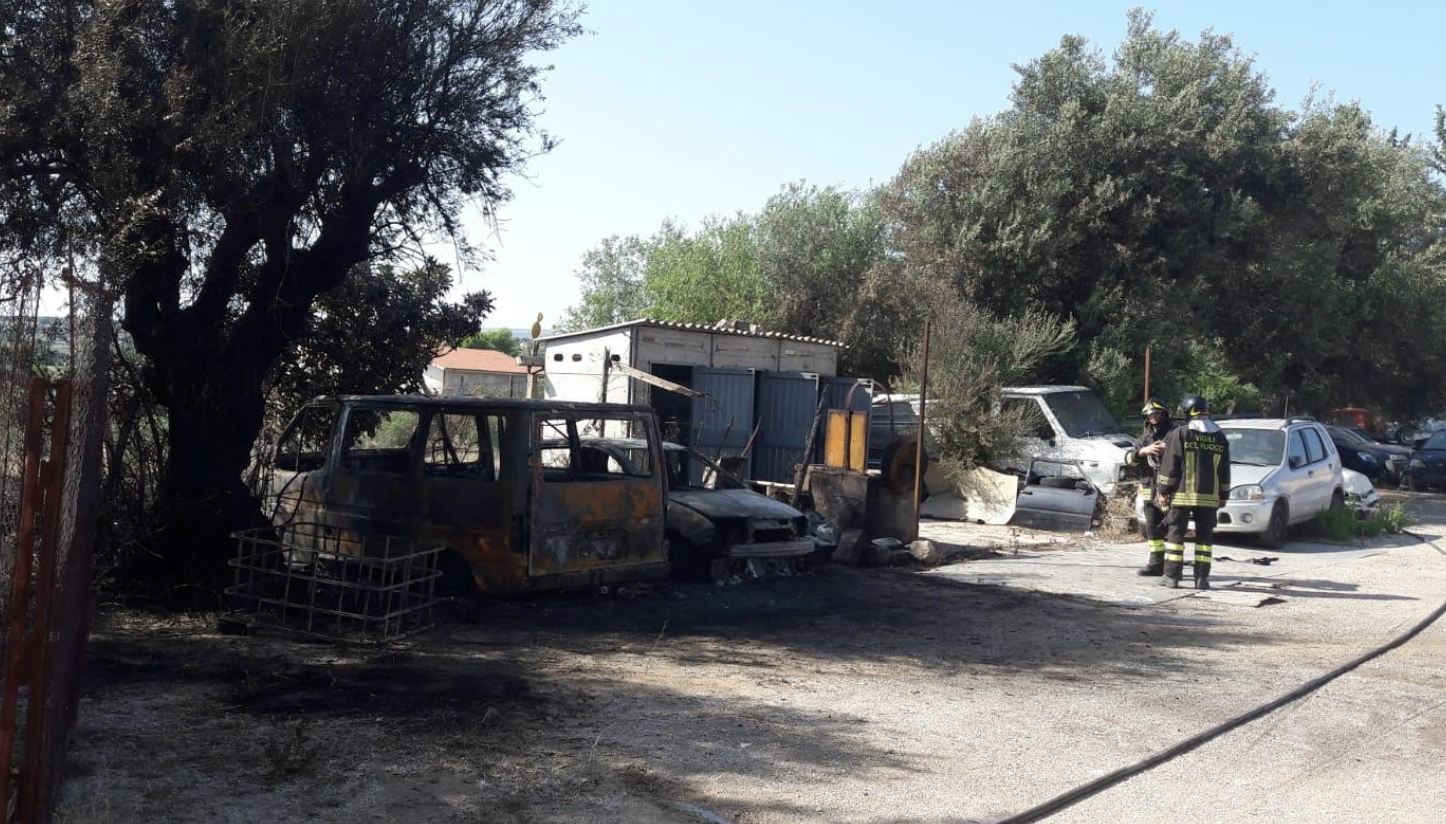 Incendio a Scicli, a fuoco deposito autodemolizioni