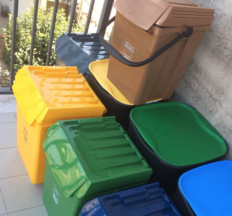 I cassonetti della differenziata… vanno a ruba