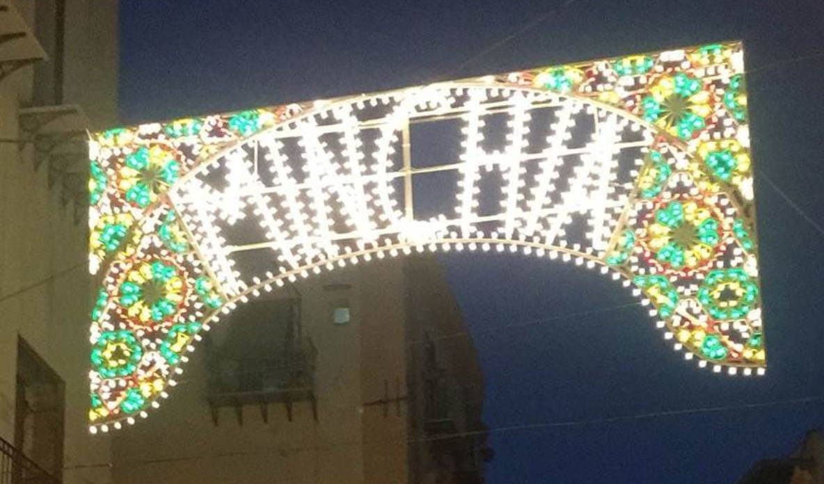 E “minchia” divenne una luminaria a festa. Polemiche a Palermo