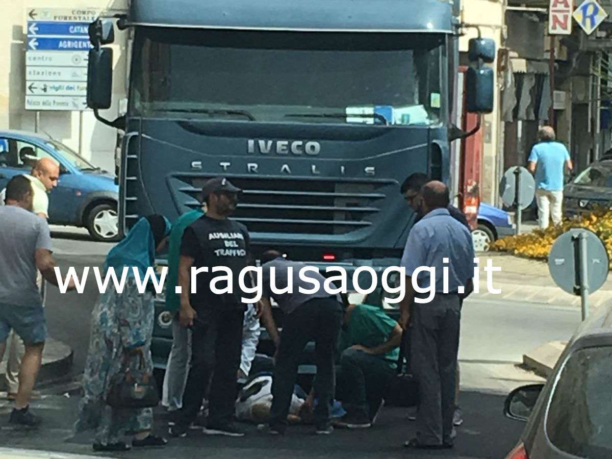 Incidente in via Carducci, Tir travolge anziano su strisce pedonali