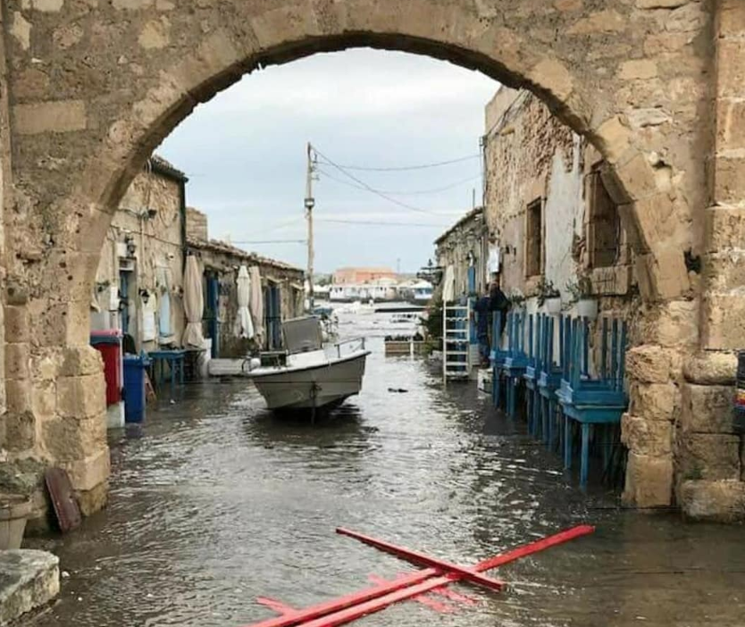 Marzamemi finisce sott’acqua. Il mare ha invaso anche la storica piazza. VIDEO
