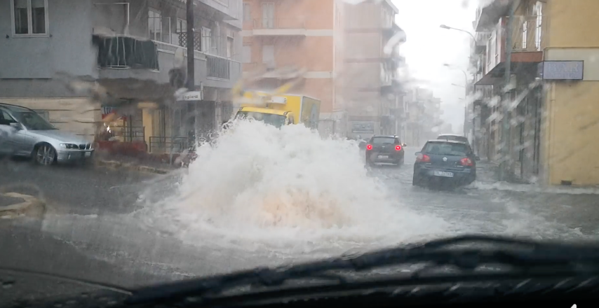 Piove a dirotto e a Ragusa saltano i tombini. Solita vecchia storia