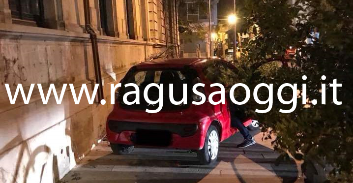 Auto a tutta velocità su marciapiede a Vittoria –  FotoGallery