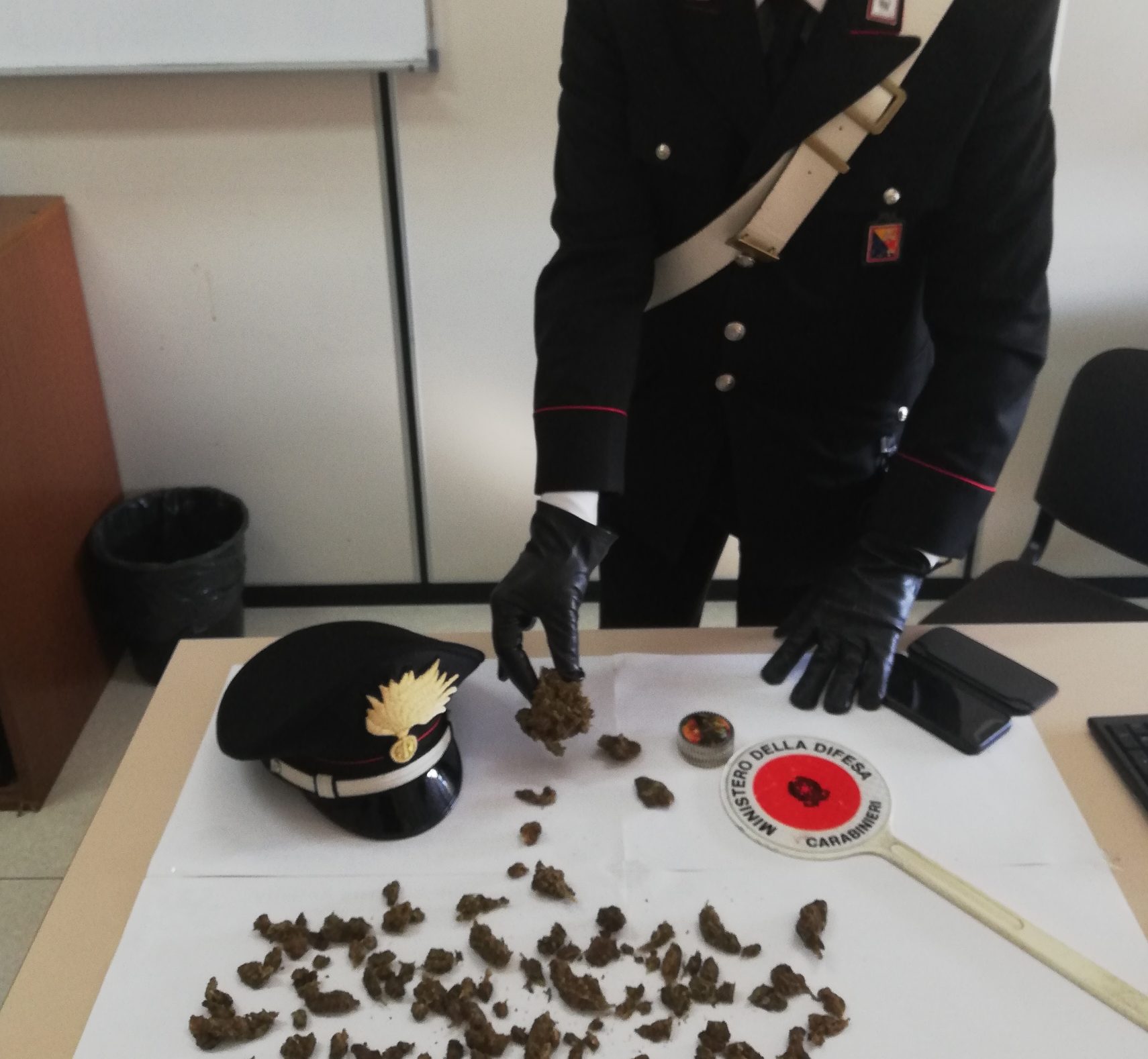 Arrestato per droga un giovane di diciannove anni. Segnalato un minore per uso di droghe