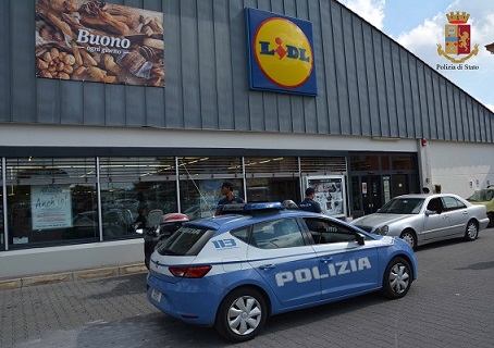 Armato di coltello tenta la rapina al Lidl di Ragusa. Arrestato giovane dalla Polizia. VIDEO