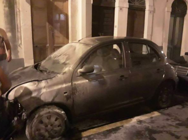 Incendiata auto a Scicli. Era della sorella della parrucchiera a cui era stata già incendiata la settimana scorsa