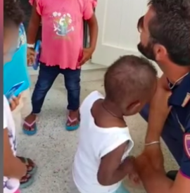A Pozzallo un poliziotto si improvvisa mago per i bambini migranti strappando loro un sorriso (VIDEO)