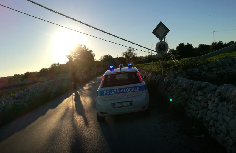 Un palo telecom si abbatte sulla carreggiata a Modica. Disagi nella viabilità
