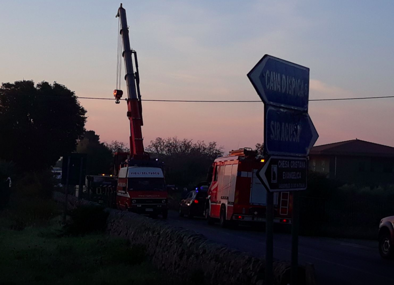 Modica, camioncino capota. Muore il vitello trasportato