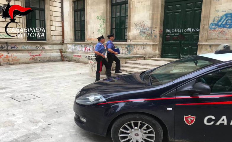 A soli 19 anni spacciatore con a casa quasi mezzo chilo di droga. Arrestato a Vittoria davanti scuola