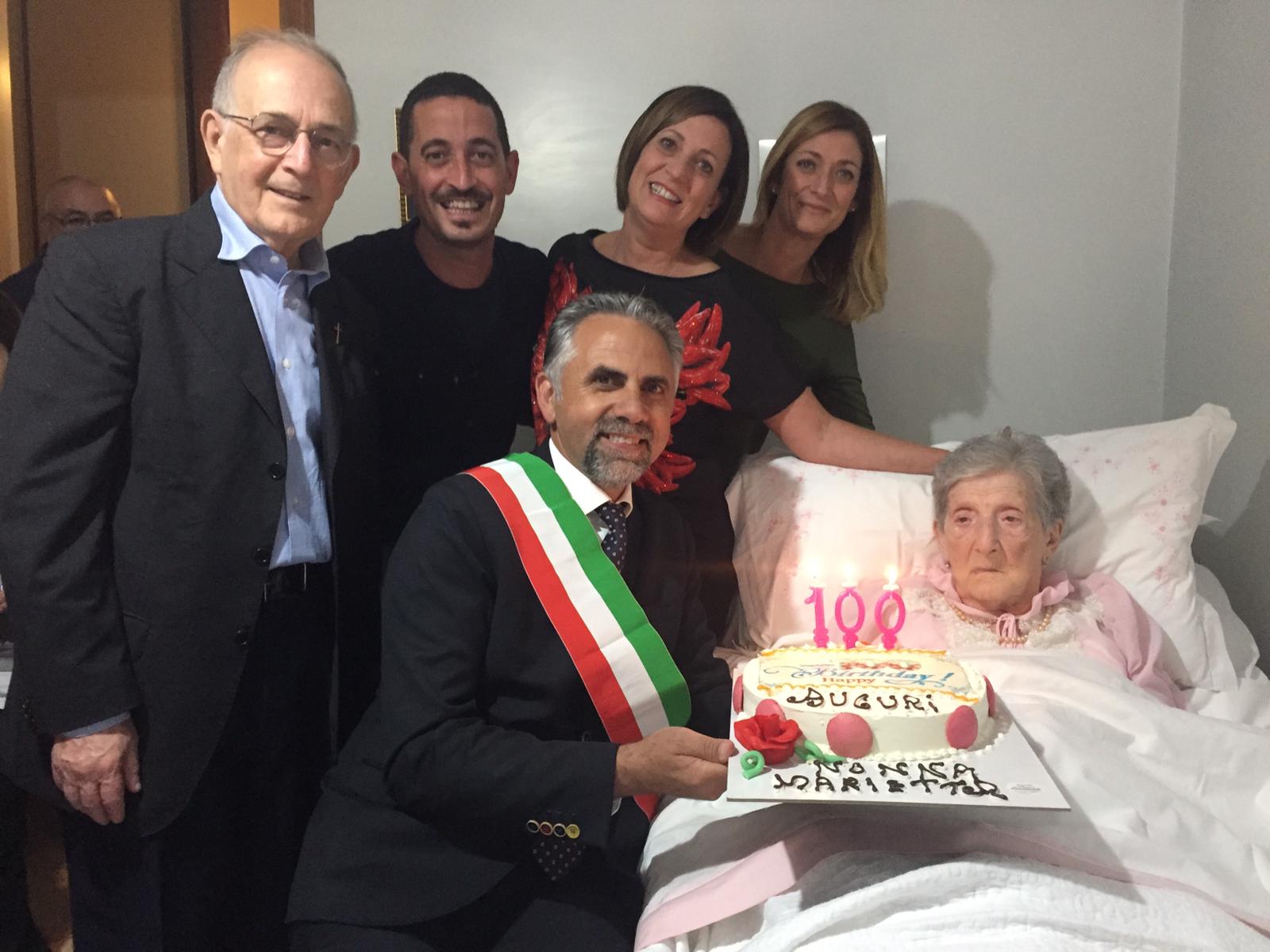 A Modica compie 100 anni Marietta Alfano. Festa grande in famiglia.