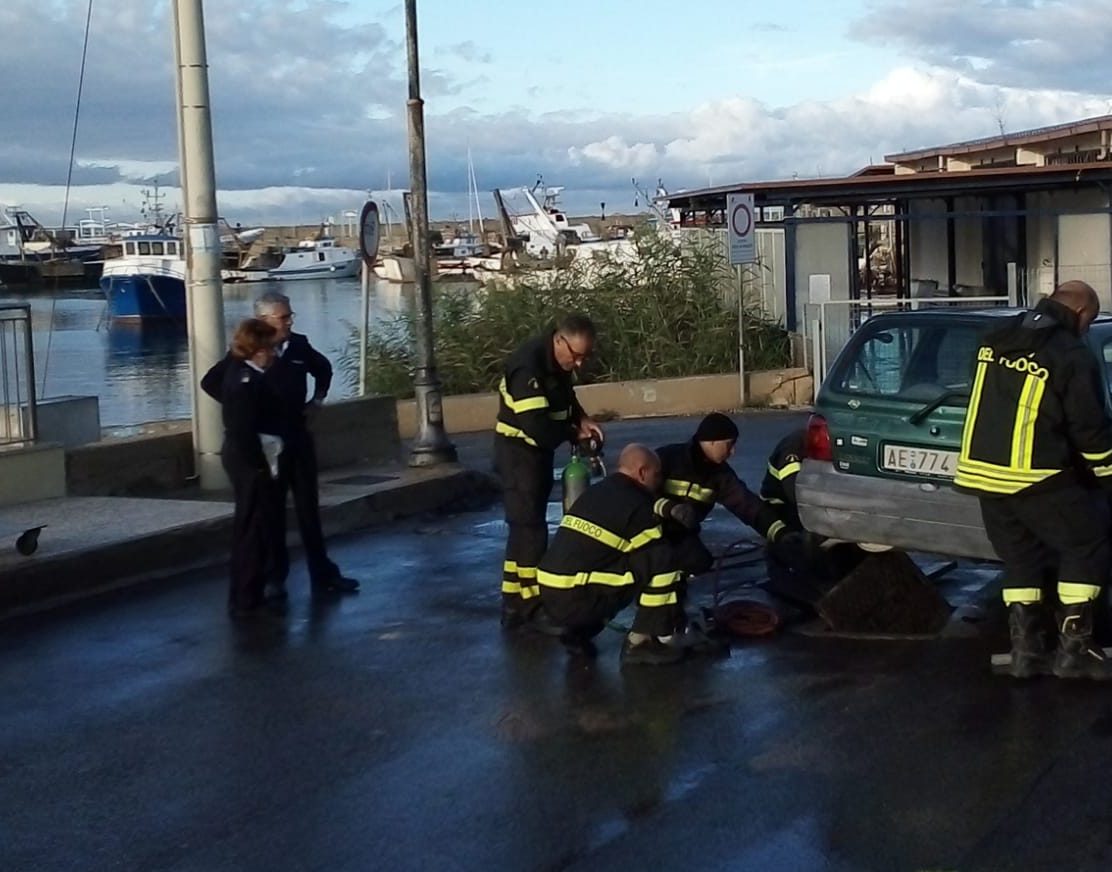 Scoppia un tombino a Scoglitti. Rimane incastrata un’auto.