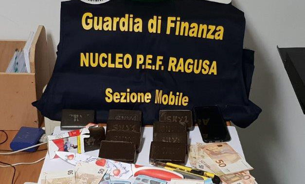 Arrestato a Vittoria con 1 chilo di hashish in casa
