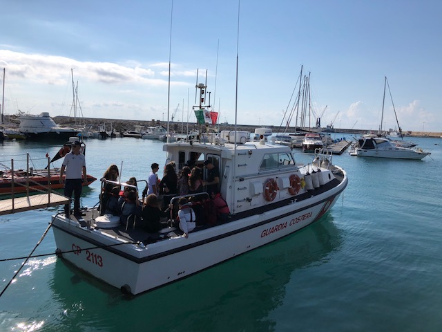 Studenti iblei sulla motovedetta della Capitaneria di Porto per il “battesimo del mare”