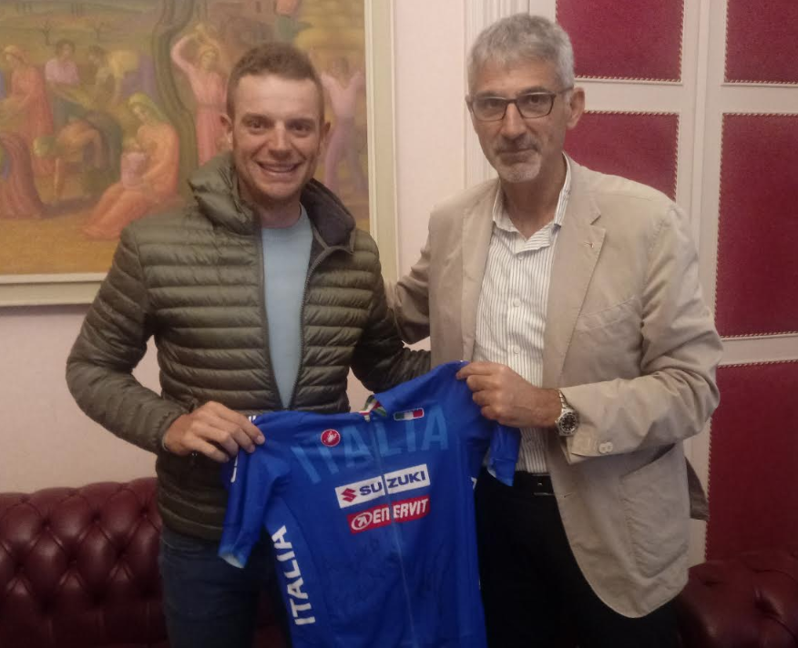 Il ciclista Damiano Caruso ricevuto dal sindaco Cassì