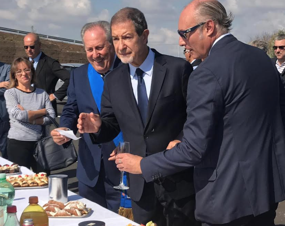 Cannoli per l’aeroporto di Comiso. Musumeci li mangia con gusto mentre arrivano due offerte per nuove rotte