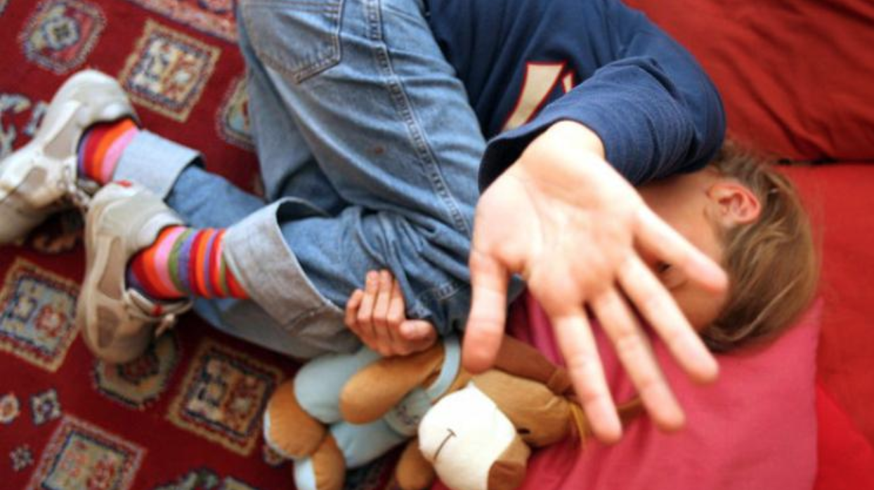 Minore accerchiato da giovani extracomunitari che iniziano a spogliarsi. È accaduto all’uscita dalla scuola a Santa Croce Camerina