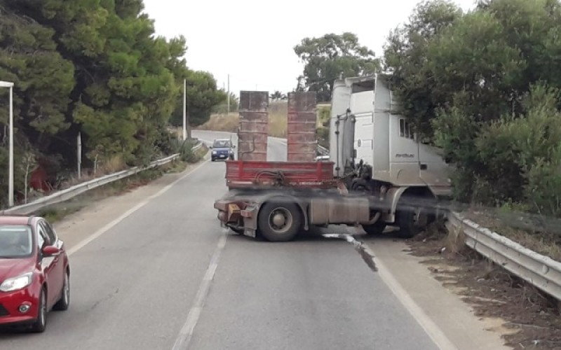 Camion contro guardrail sulla Donnalucata-Marina di Ragusa. Autista illeso