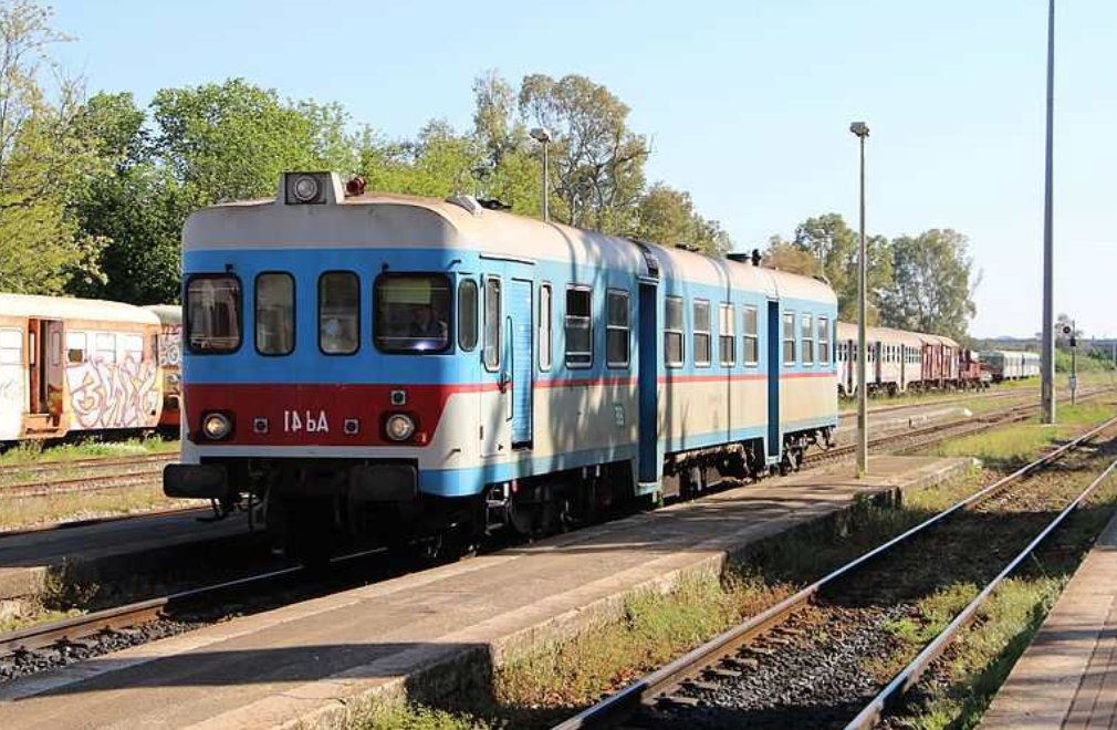 Raccoglie lumache sui binari: travolto dal treno nell’Ennese