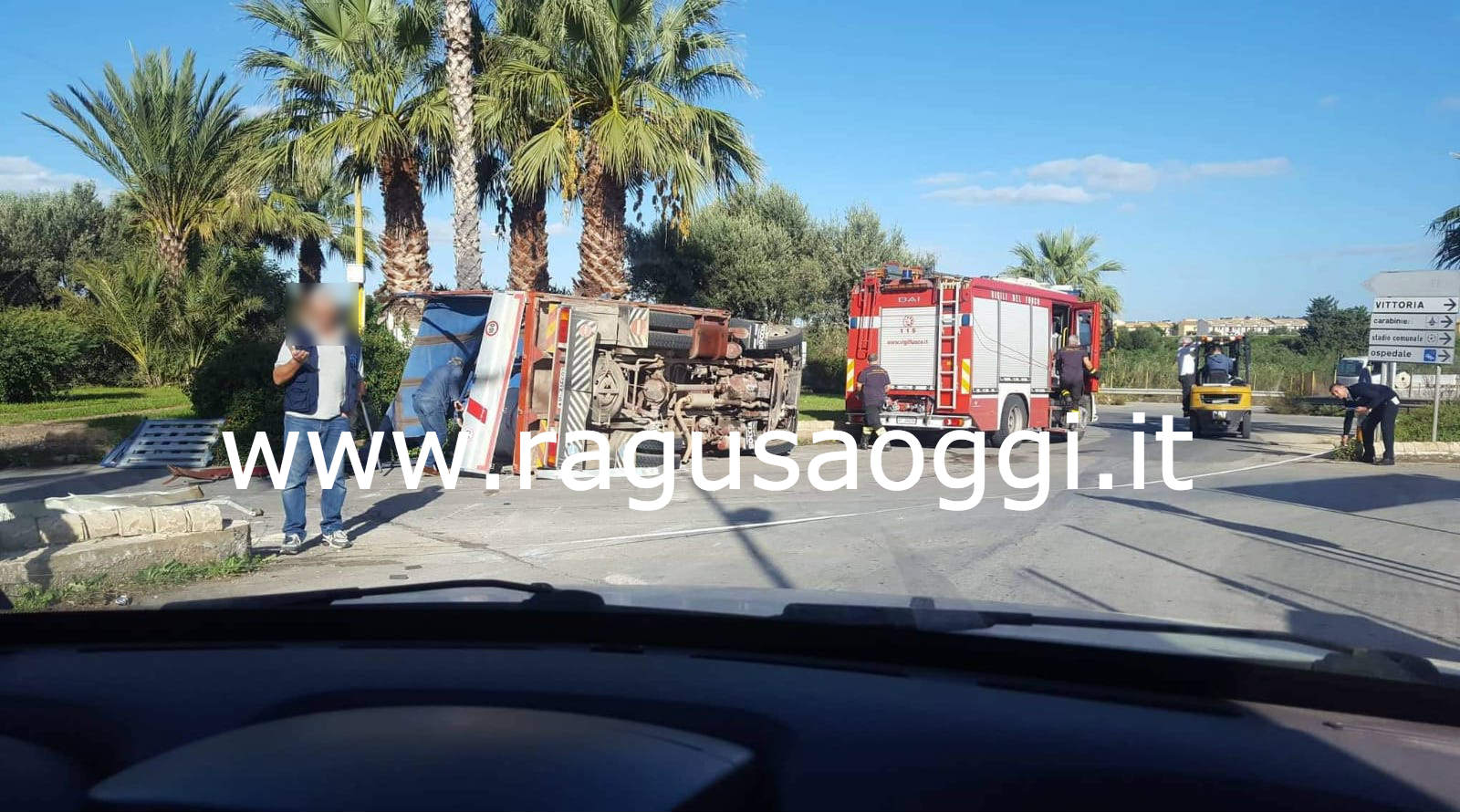 Si ribalta un camion in una rotatoria a Scoglitti. Tanto spavento per l’autista e gli automobilisti in transito