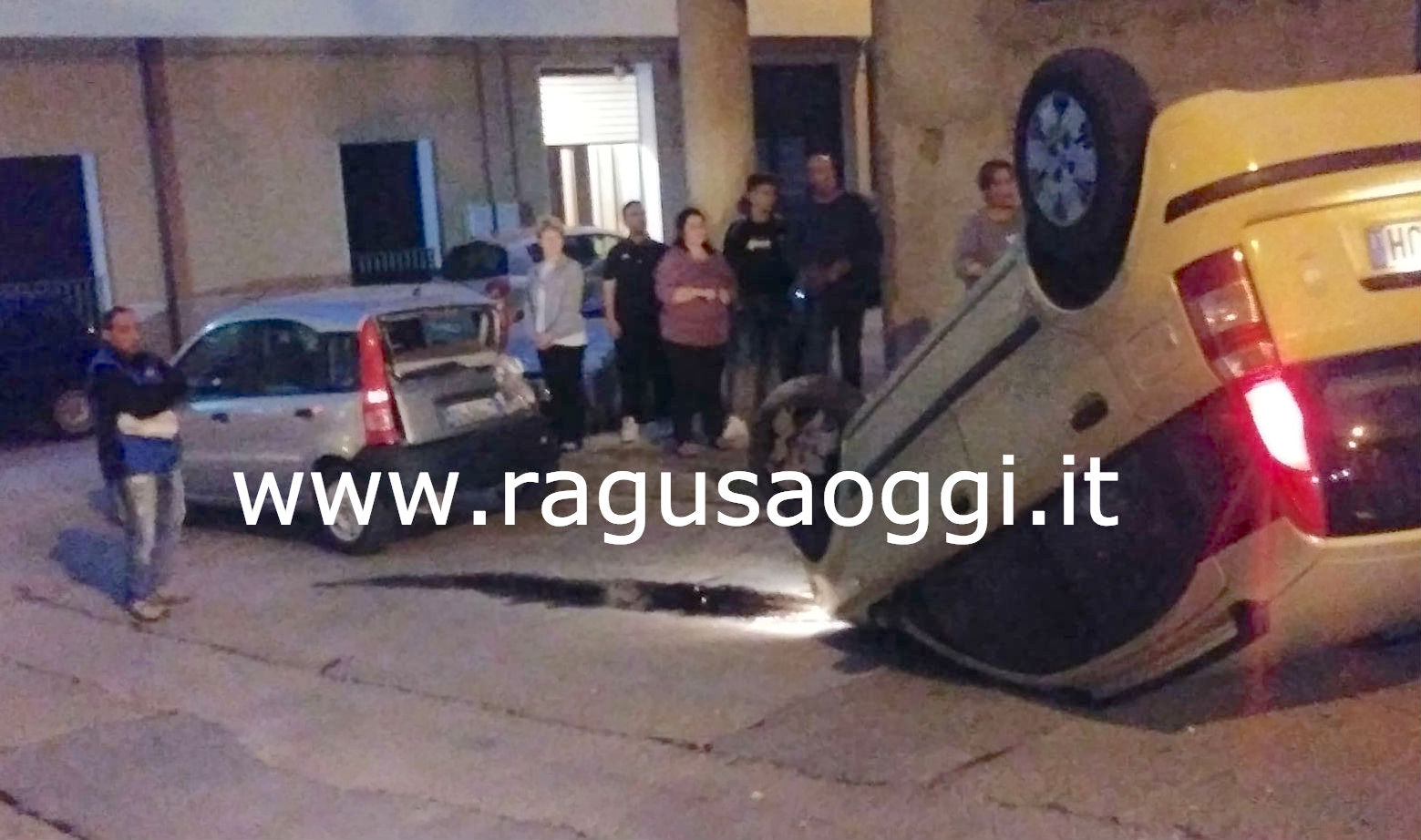 Auto senza conducente inizia folle corsa in discesa. Finisce capovolta. Miracolati mamma e figlio che passavano a piedi