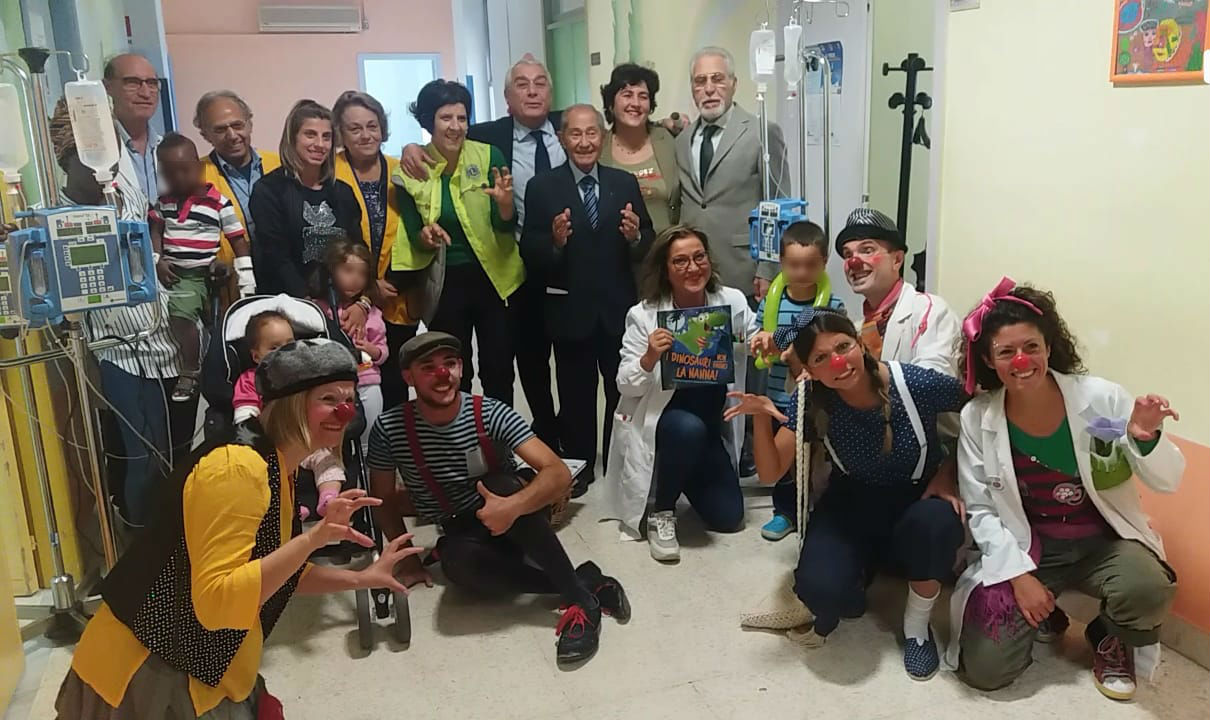 Comicoterapia Ci Ridiamo Su, in pediatria la visita del Lions Club Ragusa Host