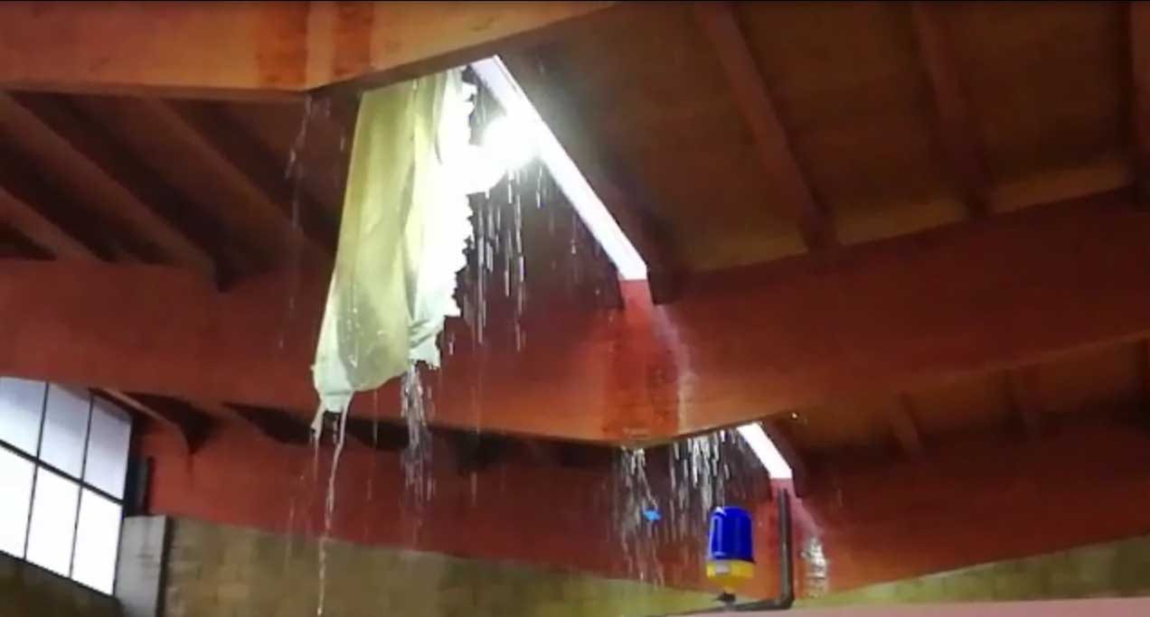 Piove nella autorimessa dei vigili del fuoco di Vittoria. Sul piede di guerra i sindacati