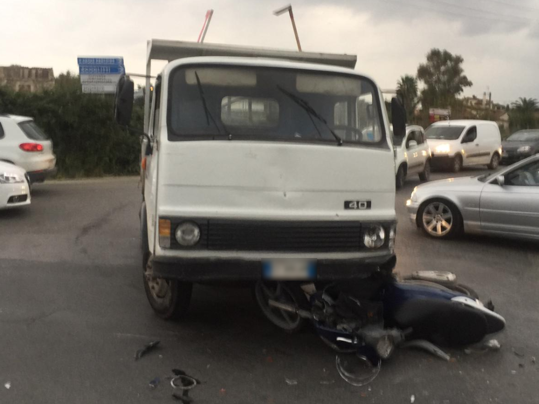 Incidente grave a Vittoria. Moto finisce sotto camion