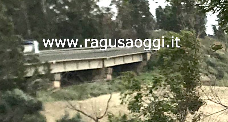 Strada Ragusa – Catania: in parte inclinato pilone di un viadotto? Segnalazione ad Anas e al sindaco Cassì. GUARDA IL VIDEO
