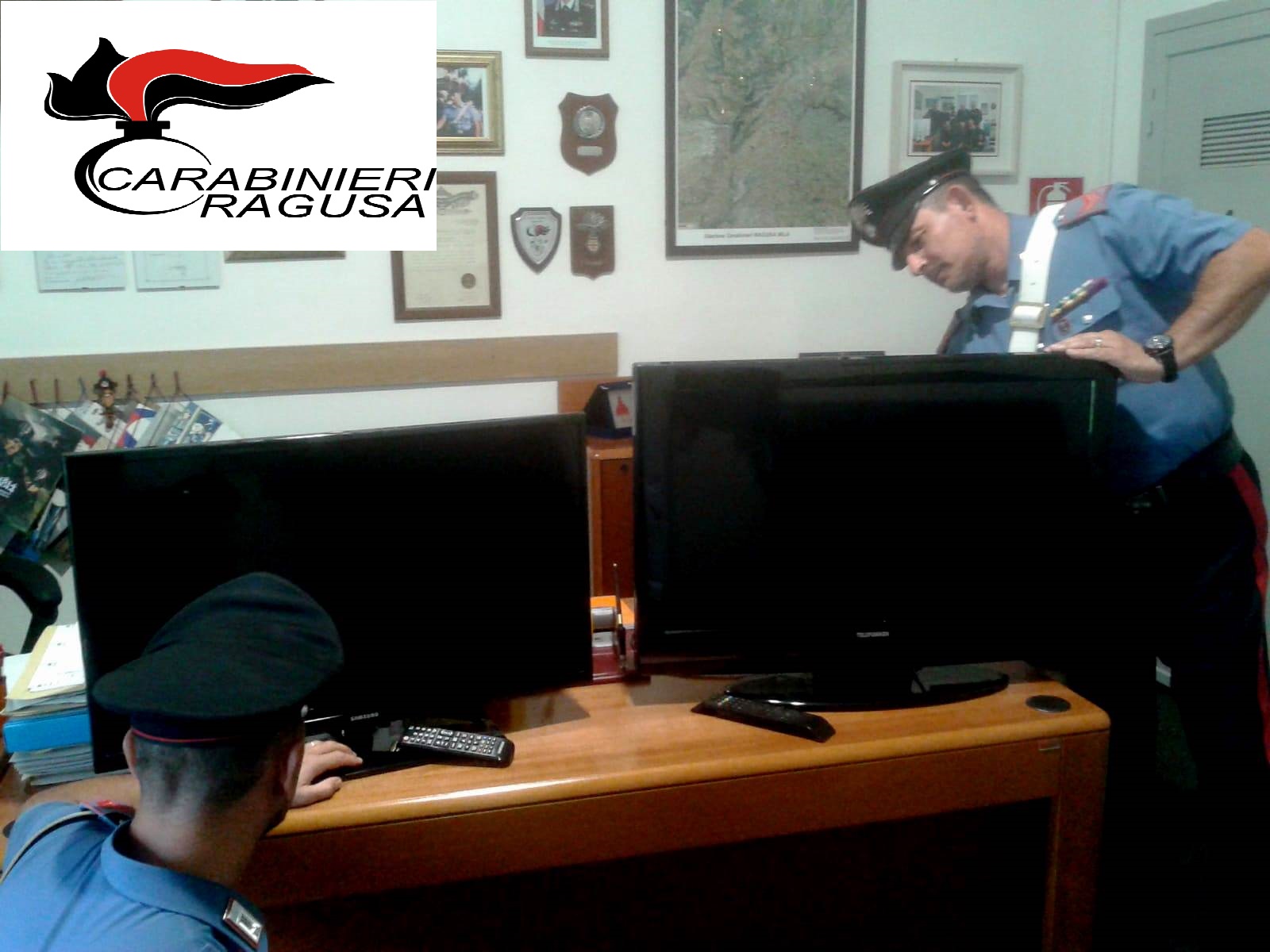 Rubano tv in casa di una donna appena deceduta. Denunciati 4 sciacalli