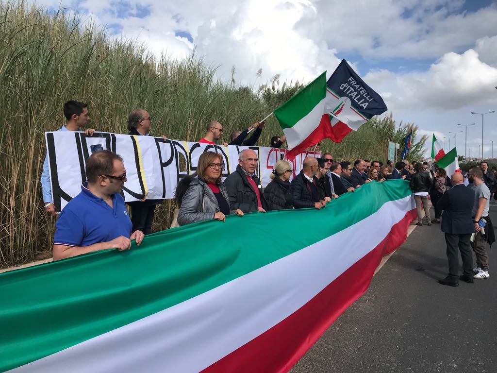 Manifestazione di Fratelli d’Italia al porto di Pozzallo con un tricolore di 150 metri