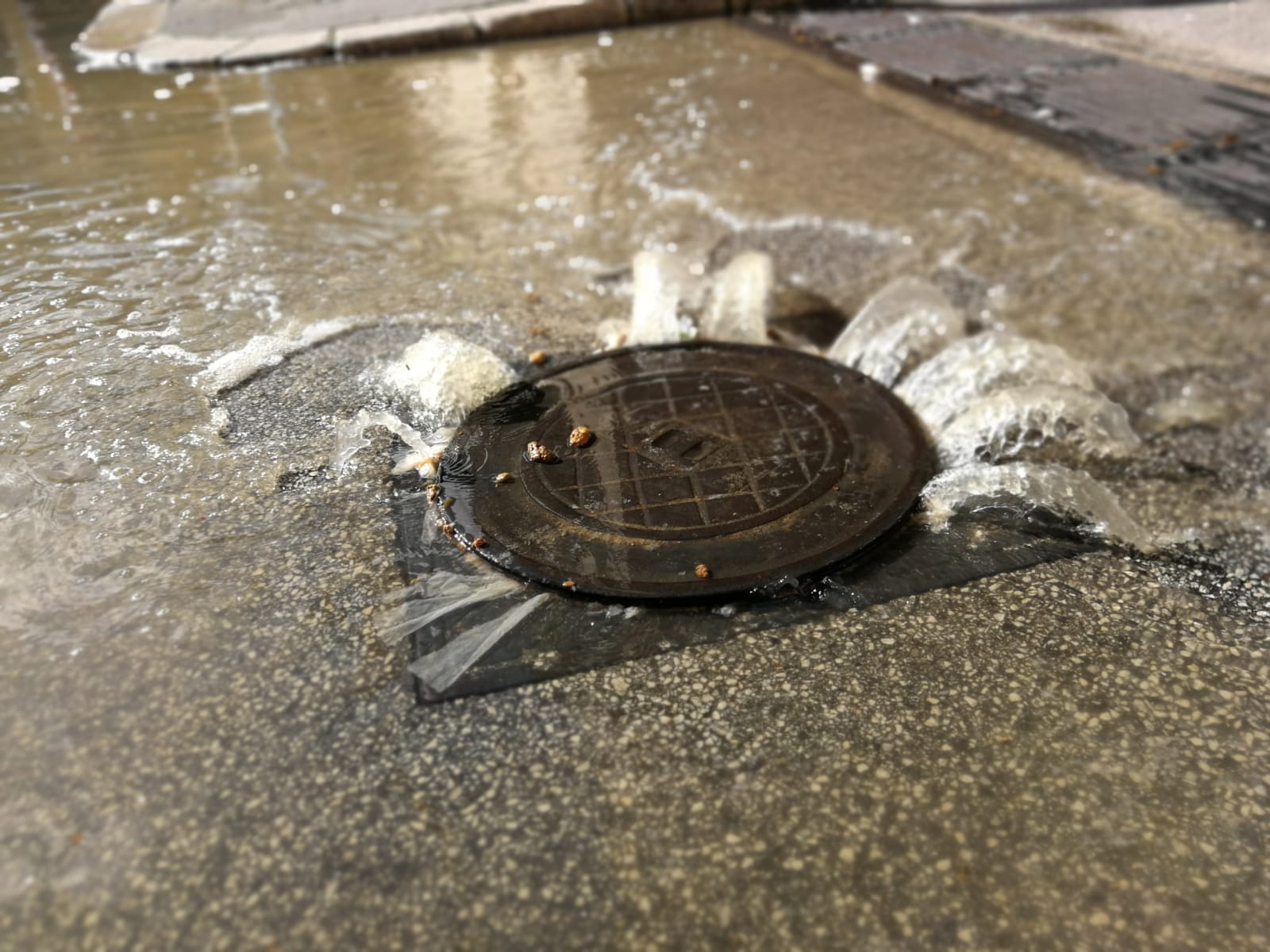 Sversamento liquami fognati sulla via Sorda Sampieri a Modica. Disposti interventi