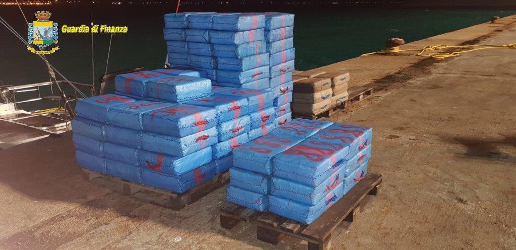 Ecco le 11 tonnellate di droga sequestrate a bordo della barca a vela.
