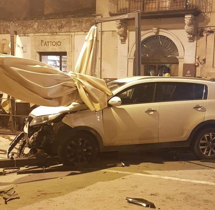 Pauroso incidente nella notte nel centro storico di Modica. Distrutte le strutture esterne dei locali