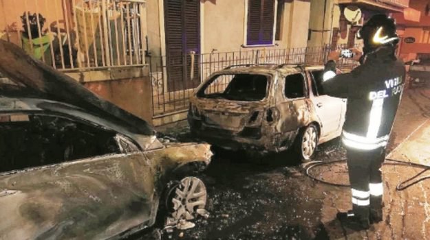 Tre auto a fuoco in Via Napoli a Pozzallo