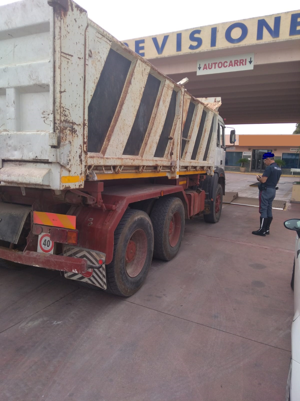 Camion con rifiuti speciali a bordo fermato dalla Polizia Stradale di Vittoria